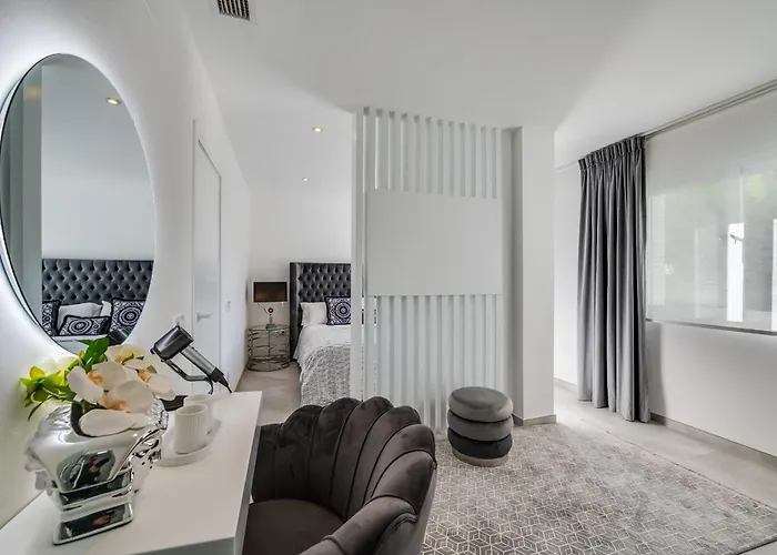 About Estrella De Oro * Estepona