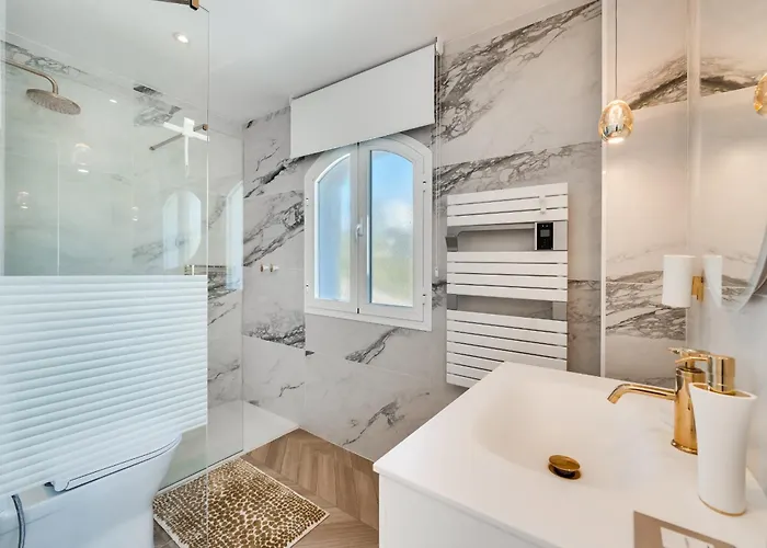 About Estrella De Oro Estepona