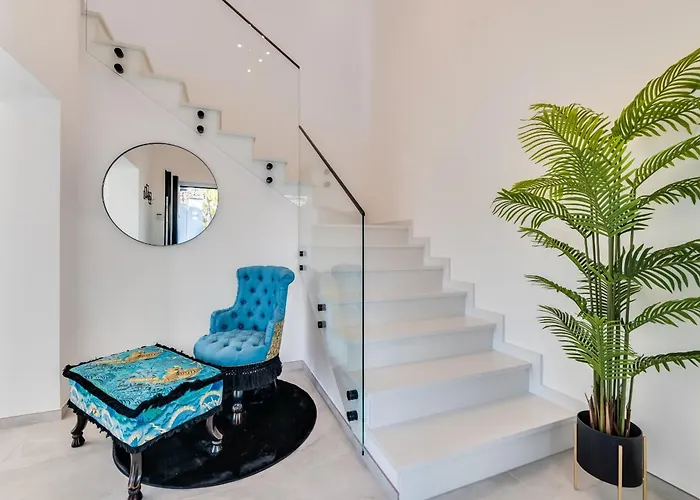 About Estrella De Oro * Estepona