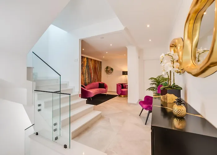 About Estrella De Oro