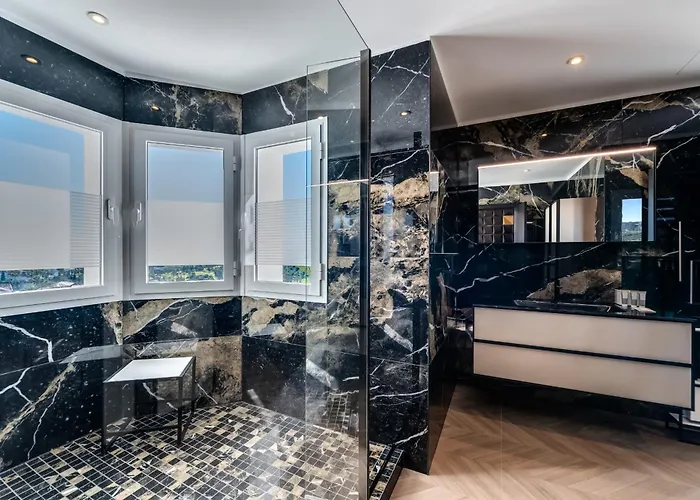 About Estrella De Oro Villa *