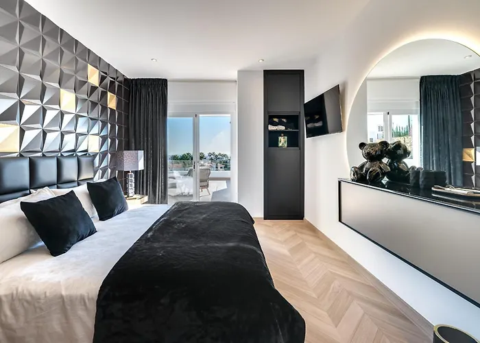 About Estrella De Oro Estepona