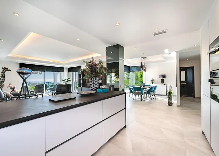 About Estrella De Oro * Estepona