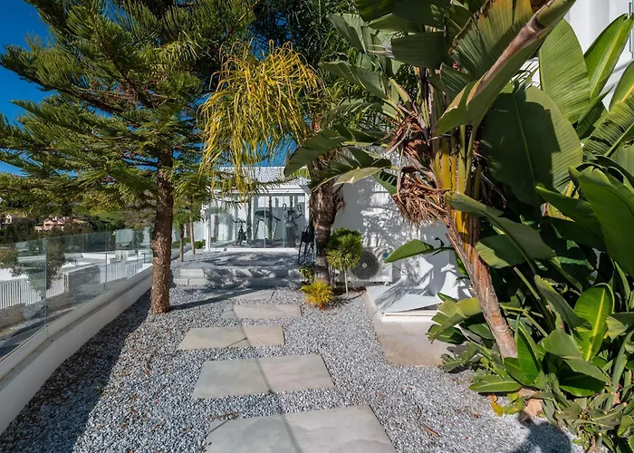 About Estrella De Oro *